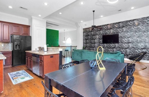 Woodlake - Briar Meadow Casa | Uptown-Galleria|PrivateBackYard|Sleep12| KingSuite
