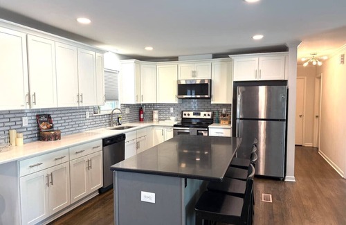 Sunset Road Casa | Uptown in Mins. Spacious outdoor + Game Deck