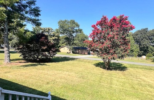 Sunset Road Casa | Uptown in Mins. Spacious outdoor + Game Deck