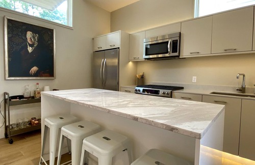Audubon Condominio | Uptown Luxurious Modern Condo in the Best Neighborhood!