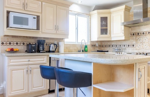 Fletchers Creek South Casa | Uptown Oasis Home near Pearson Airport
