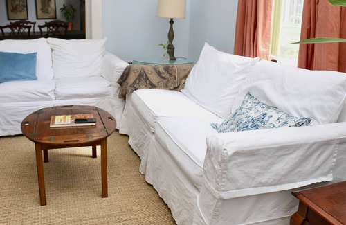 Freret Cama Y Desayuno | Uptown Oasis With Lush Garden and Pool. Amazing Location!
