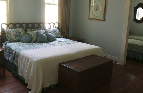 Freret Cama Y Desayuno | Uptown Oasis With Lush Garden and Pool. Amazing Location!
