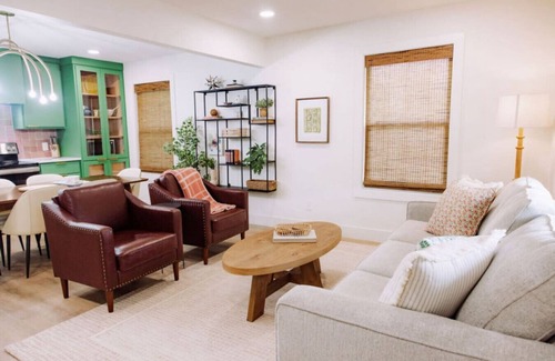 Austin Ave. Casa | Uptown Peach ~ Boutique Hotel near Magnolia & BU