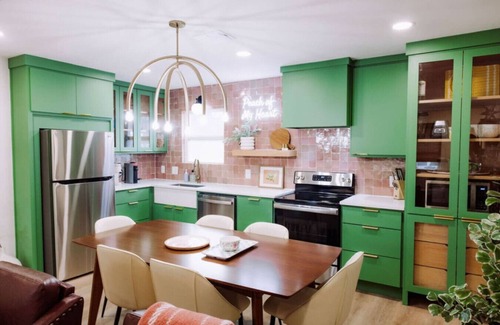 Austin Ave. Casa | Uptown Peach ~ Boutique Hotel near Magnolia & BU