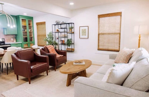 Austin Ave. Cabaña | Uptown Peach ~Suite Minutes from Magnolia + Baylor