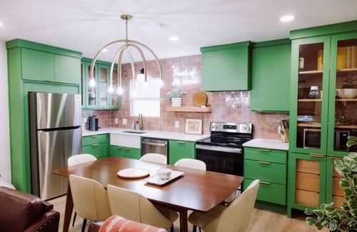 Austin Ave. Cabaña | Uptown Peach ~Suite Minutes from Magnolia + Baylor