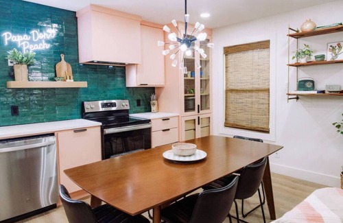 Austin Ave. Condominio | Uptown Peach ~Suite Minutes from Magnolia + Baylor