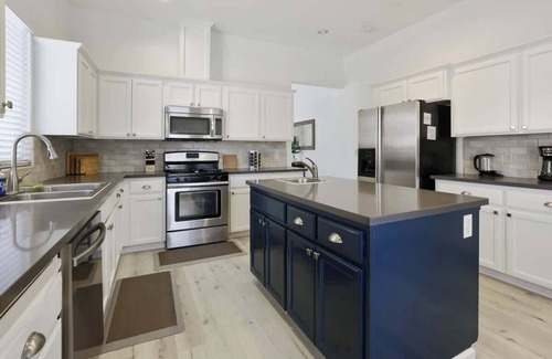 Visalia Casa | Uptown Villa with backyard BBQ & Chimenea!