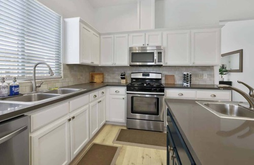 Visalia Casa | Uptown Villa with backyard BBQ & Chimenea!