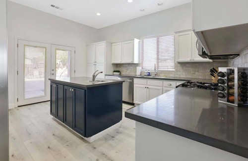 Visalia Casa | Uptown Villa with backyard BBQ & Chimenea!
