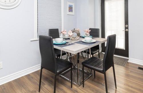 Centretown West Apartamento | Urban 1BR Gem with Kitchen, Smart TV & Workspace
