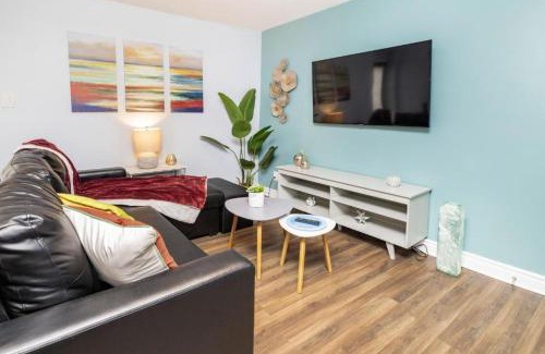 Centretown West Apartamento | Urban 1BR Gem with Kitchen, Smart TV & Workspace