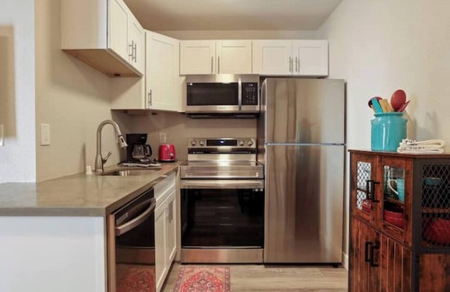 Southeastern Sacramento Condominio | Urban Art Duplex- Petite Retreat