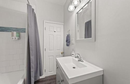 Detroit - Shoreway Casa | Urban Art Escape in Gordon Sq With King Size Bed