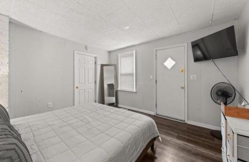 Detroit - Shoreway Casa | Urban Art Escape in Gordon Sq With King Size Bed