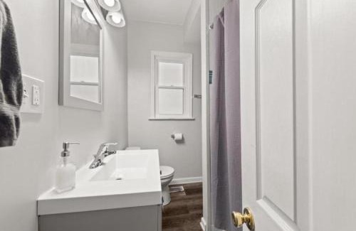 Detroit - Shoreway Casa | Urban Art Escape in Gordon Sq With King Size Bed