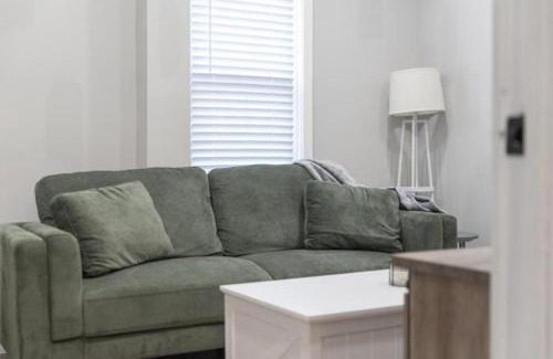 Detroit - Shoreway Casa | Urban Art Escape in Gordon Sq With King Size Bed
