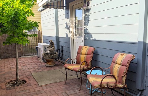 Southeastern Sacramento Casa | Urban Art Oasis-Room w/private entrance and patio