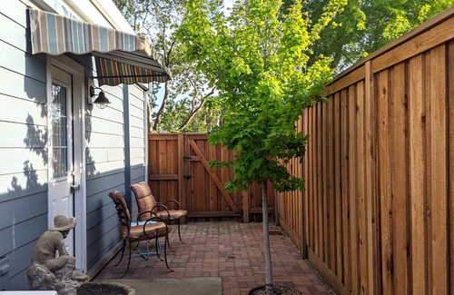 Southeastern Sacramento Casa | Urban Art Oasis-Room w/private entrance and patio