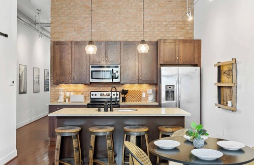 East Market District Apartamento | Urban Bourbon Escape - Downtown Louisville Getaway