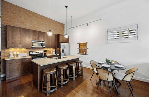 East Market District Apartamento | Urban Bourbon Escape - Downtown Louisville Getaway