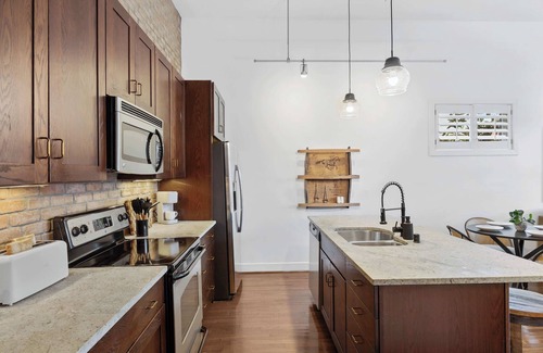 East Market District Apartamento | Urban Bourbon Escape - Downtown Louisville Getaway