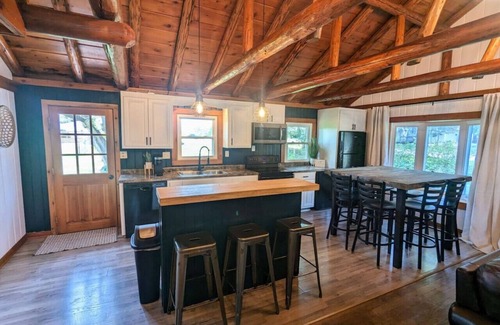 Cedar Falls Casa | Urban Cabin Cedar Falls