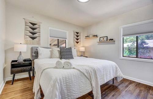 East Colorado Springs Apartamento | Urban Casita Cozy Family House w BBQ Fire Pit