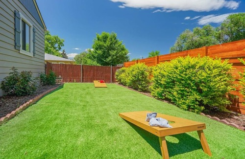 East Colorado Springs Apartamento | Urban Casita Cozy Family House w BBQ Fire Pit