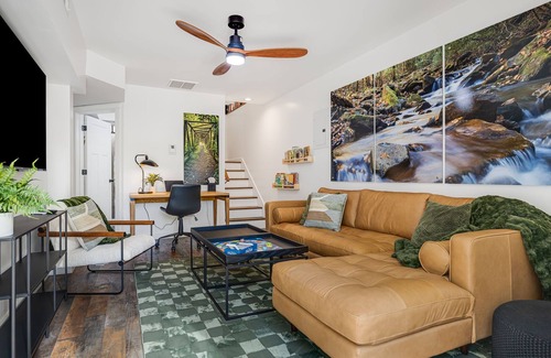 Hendersonville Casa | Urban Charmer Near Waterfalls & Wineries w/Fenced Yard- 6 min to Hendersonville