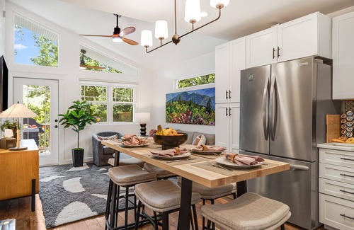 Hendersonville Casa | Urban Charmer Near Waterfalls & Wineries w/Fenced Yard- 6 min to Hendersonville