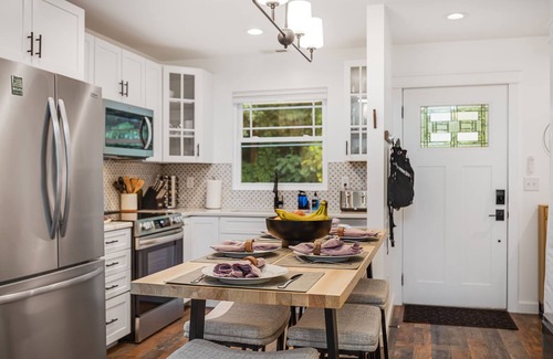 Hendersonville Casa | Urban Charmer Near Waterfalls & Wineries w/Fenced Yard- 6 min to Hendersonville