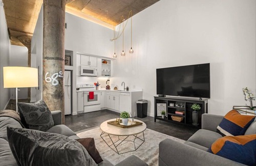 Crossroads Arts District Apartamento | Urban Chic Loft in the Heart of the Crossroads
