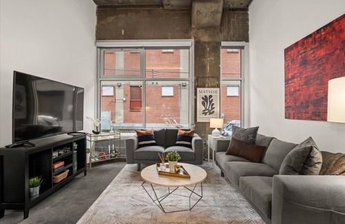 Crossroads Arts District Apartamento | Urban Chic Loft in the Heart of the Crossroads