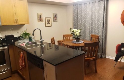 King West Village Condominio | Stylish Liberty Village Townhouse