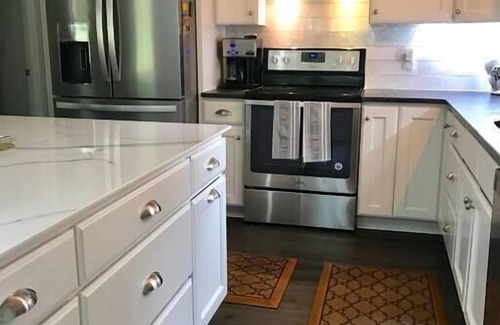 Garner Casa | Urban Chicken Farmhouse w Hot Tub