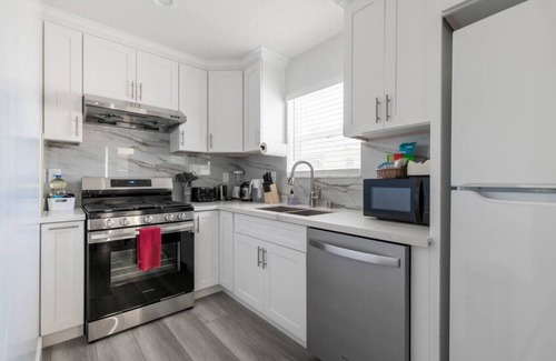 Alhambra Casa | Urban Comfort Back House: w/ Stylish 2-Bedroom, 2-Bath Oasis with High-Speed Connectivity and Secure Parking.
