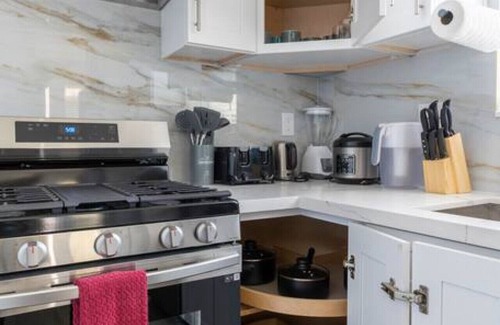 Alhambra Casa | Urban Comfort Back House: w/ Stylish 2-Bedroom, 2-Bath Oasis with High-Speed Connectivity and Secure Parking.