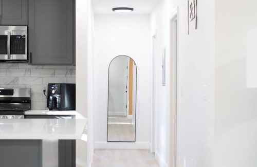 North Providence Apartamento | Urban Contemporary Loft Retreat