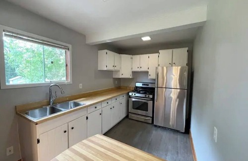 Kingston Casa | Urban Cottage Style House - Close to lake / University