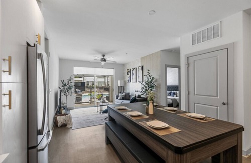 Forest Park Apartamento | Urban Elegance: 3BR Condo Experience 06