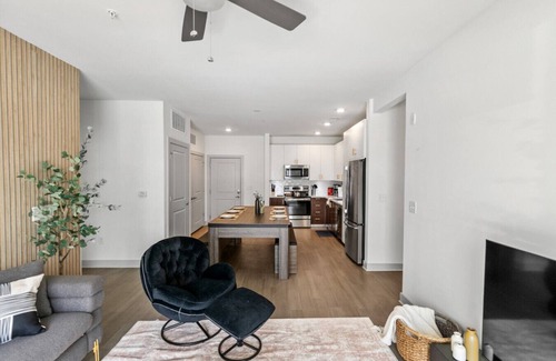 Forest Park Apartamento | Urban Elegance: 3BR Condo Experience 06