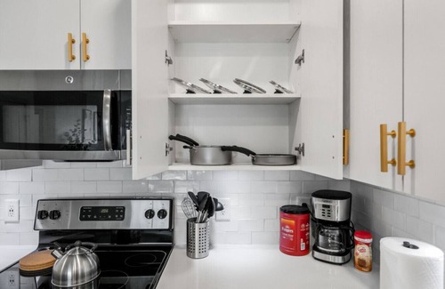Forest Park Apartamento | Urban Elegance: 3BR Condo Experience 06