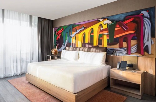 Hipódromo Hotel | Urban Escape: Chic Hotel with Rooftop Serenity and Pet-Friendly Amenities!