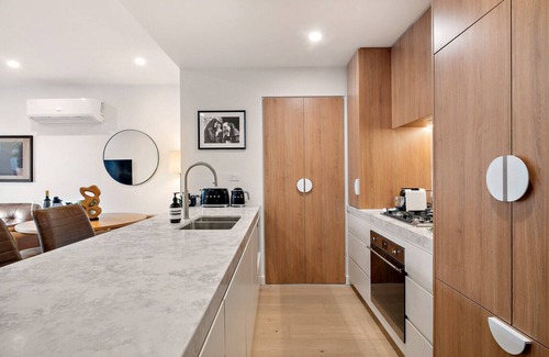 West Melbourne Apartamento | Urban Escape: King Bed, Parking + Walk to CBD!