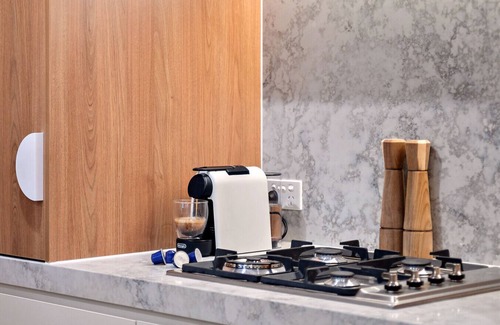 West Melbourne Apartamento | Urban Escape: King Bed, Parking + Walk to CBD!