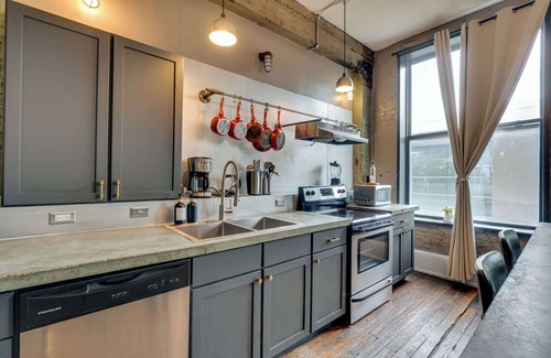Civil Rights Historic District Apartamento | Urban Flat | Covered Parking | Sleeps 8 | Downtown