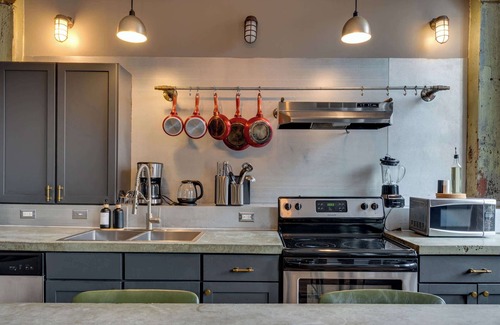 Civil Rights Historic District Apartamento | Urban Flat | Covered Parking | Sleeps 8 | Downtown