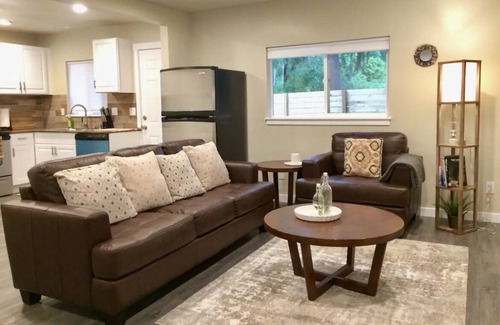 Kent Casa | Urban Forest Cabin 2+BD/1.5BA with Freeway Convenience